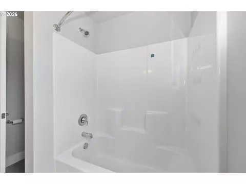 Bath - 3704 Rockcress Rd, Eugene, OR 97403 photo 5 of 6