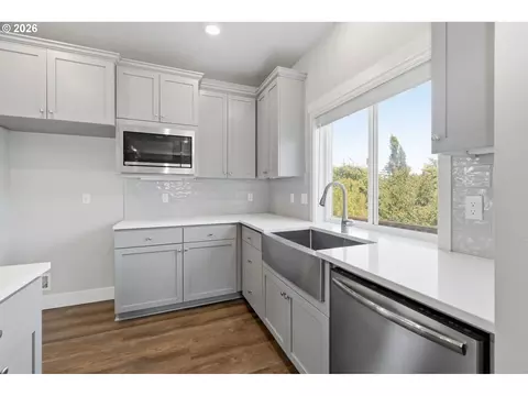 Kitchen - 3704 Rockcress Rd, Eugene, OR 97403 photo 4 of 5