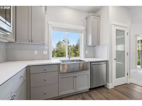 Kitchen - 3704 Rockcress Rd, Eugene, OR 97403 photo 2 of 5