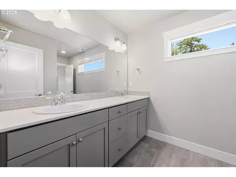 Bath - 3704 Rockcress Rd, Eugene, OR 97403 photo 3 of 6