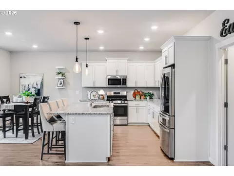 Kitchen - 2614 SE Kane Ave, Gresham, OR 97080 photo 2 of 2