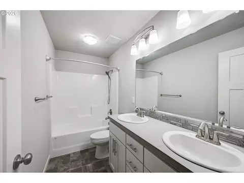 Bath - 2614 SE Kane Ave, Gresham, OR 97080 photo 2 of 5
