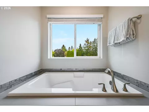 Bath - 2614 SE Kane Ave, Gresham, OR 97080 photo 4 of 5