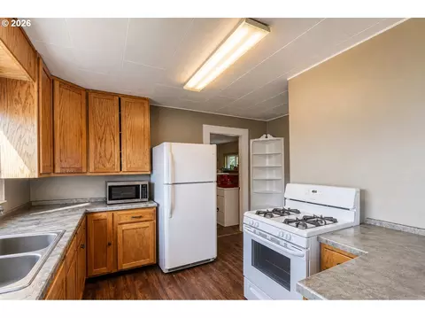 Kitchen - 724 SW 3rd St, Pendleton, OR 97801 photo 1 of 2