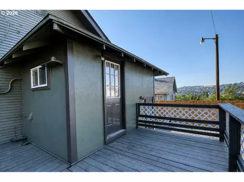 Exterior - 724 SW 3rd St, Pendleton, OR 97801 photo 3 of 4
