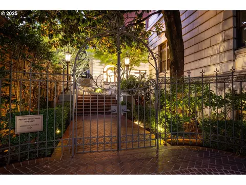 2141 NW Davis St #403, Portland, OR 97210