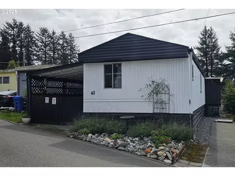 97883 Court St #42, Brookings, OR 97415
