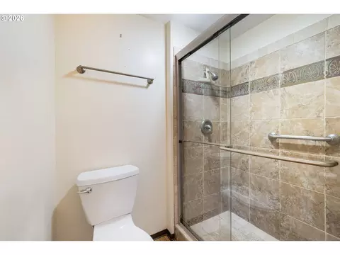 Bath - 3463 W 25th Ave, Eugene, OR 97405 photo 4 of 5