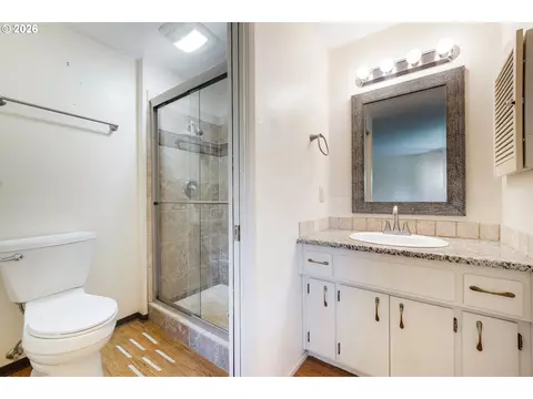 Bath - 3463 W 25th Ave, Eugene, OR 97405 photo 3 of 5