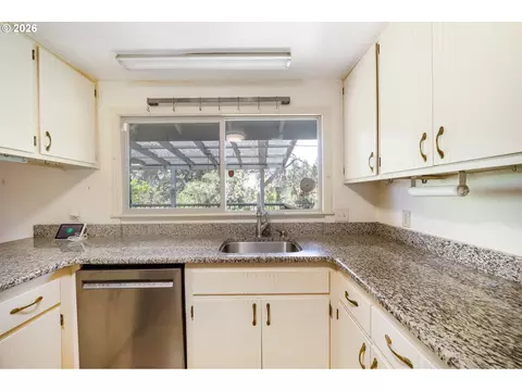 Kitchen - 3463 W 25th Ave, Eugene, OR 97405 photo 4 of 5