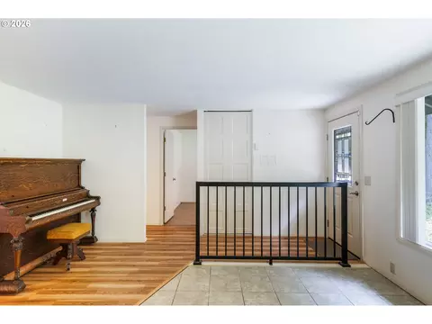 Entry Way - 3463 W 25th Ave, Eugene, OR 97405 photo 2 of 3