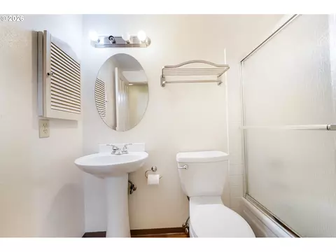 Bath - 3463 W 25th Ave, Eugene, OR 97405 photo 2 of 5