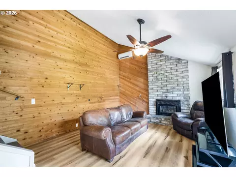 Living - 3463 W 25th Ave, Eugene, OR 97405 photo 9 of 9