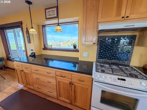 Kitchen - 40641 Highway 20, Burns, OR 97720 photo 3 of 3