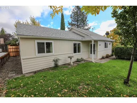 1767 NW Crouch St, Roseburg, OR 97471