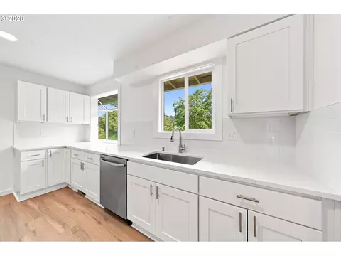 Kitchen - 2925 E 1st Ave, Camas, WA 98607 photo 4 of 4