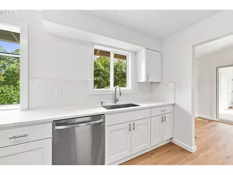 Kitchen - 2925 E 1st Ave, Camas, WA 98607 photo 3 of 4