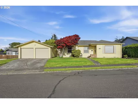 1707 Hayes St, North Bend, OR 97459
