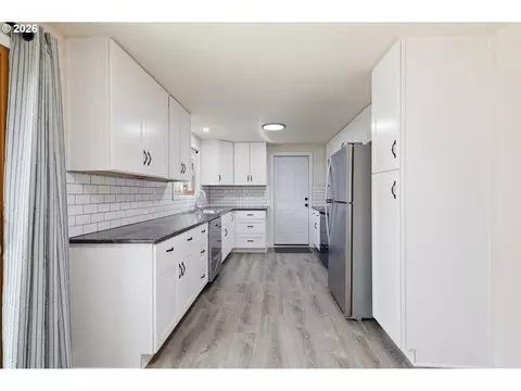 Kitchen - 1390 Buck St, Eugene, OR 97402 photo 1 of 6