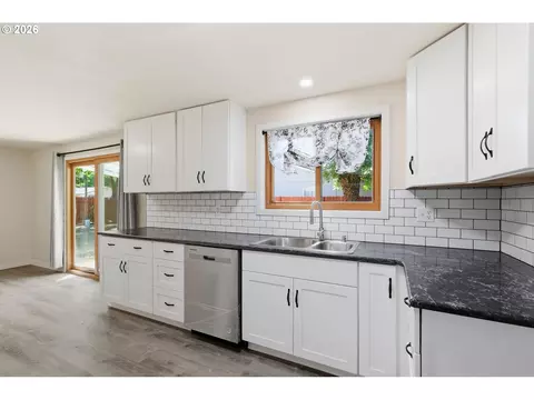 Kitchen - 1390 Buck St, Eugene, OR 97402 photo 4 of 6
