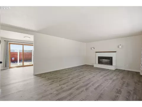 Living - 1390 Buck St, Eugene, OR 97402 photo 1 of 4
