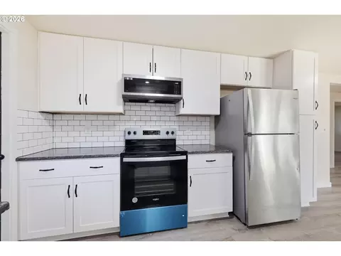 Kitchen - 1390 Buck St, Eugene, OR 97402 photo 5 of 6