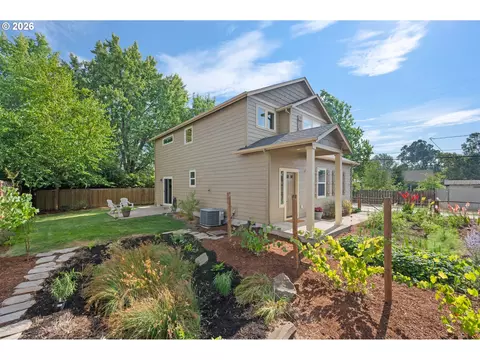 Exterior - 1148 W 21st Ave, Eugene, OR 97405 photo 7 of 7