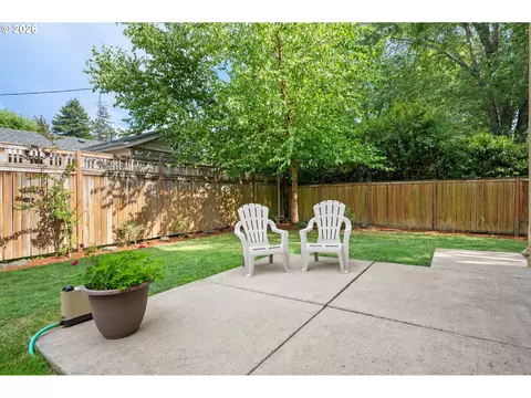 Exterior - 1148 W 21st Ave, Eugene, OR 97405 photo 4 of 7
