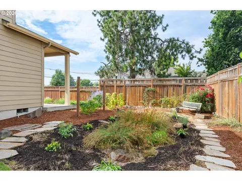 Exterior - 1148 W 21st Ave, Eugene, OR 97405 photo 6 of 7