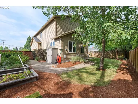 Exterior - 1148 W 21st Ave, Eugene, OR 97405 photo 5 of 7