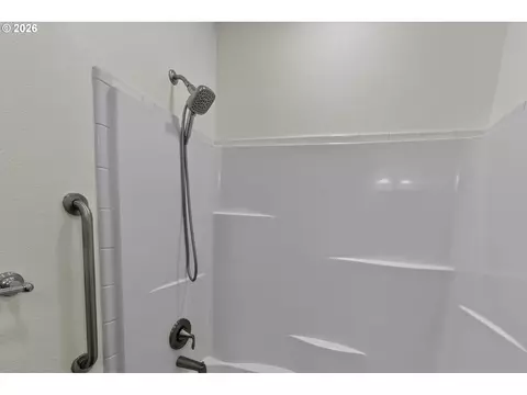 Bath - 1535 53rd St, Florence, OR 97439 photo 7 of 7