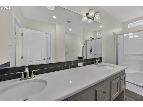 Bath - 1535 53rd St, Florence, OR 97439 photo 2 of 7