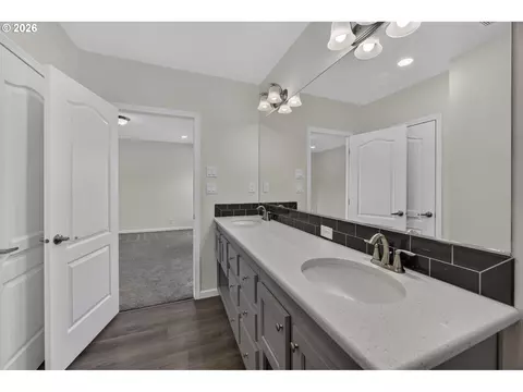 Bath - 1535 53rd St, Florence, OR 97439 photo 5 of 7