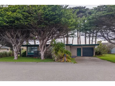 535 Harrison Ave SW, Bandon, OR 97411