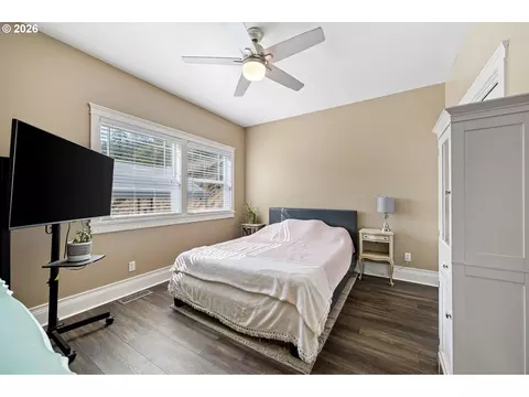 Bedroom - 785 Mathis Hill Rd, Yoncalla, OR 97499 photo 1 of 4