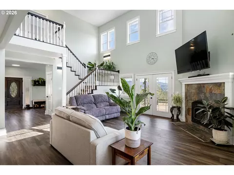 Living - 785 Mathis Hill Rd, Yoncalla, OR 97499 photo 3 of 3