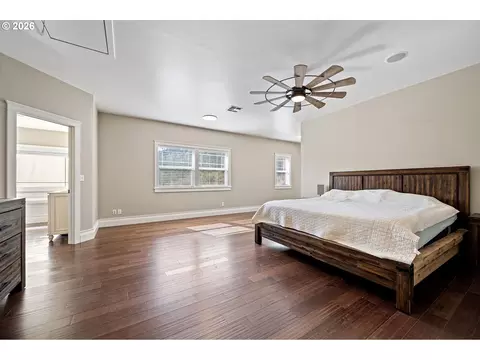 Bedroom - 785 Mathis Hill Rd, Yoncalla, OR 97499 photo 2 of 4