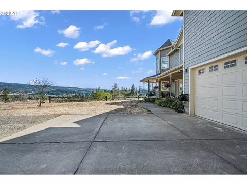 Exterior - 785 Mathis Hill Rd, Yoncalla, OR 97499 photo 3 of 4