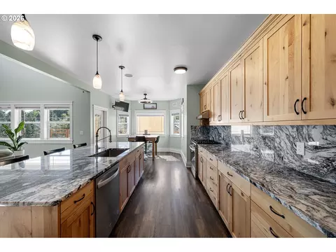 Kitchen - 785 Mathis Hill Rd, Yoncalla, OR 97499 photo 3 of 5