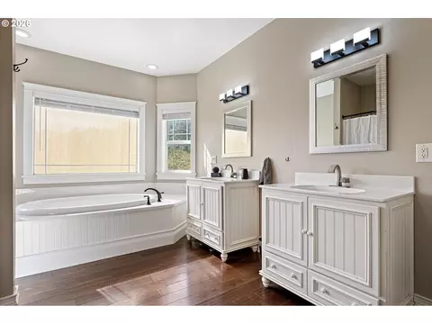 Bath - 785 Mathis Hill Rd, Yoncalla, OR 97499 photo 3 of 5