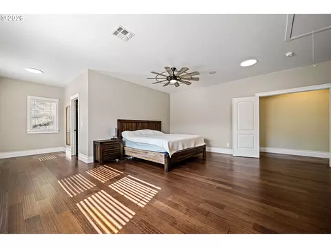 Bedroom - 785 Mathis Hill Rd, Yoncalla, OR 97499 photo 3 of 4