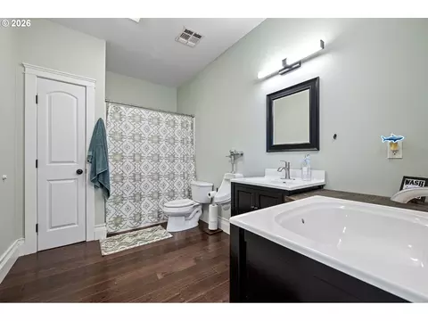 Bath - 785 Mathis Hill Rd, Yoncalla, OR 97499 photo 4 of 5