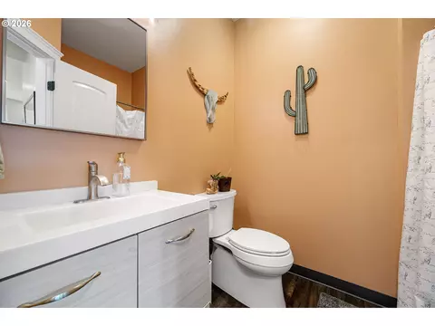 Bath - 785 Mathis Hill Rd, Yoncalla, OR 97499 photo 1 of 5