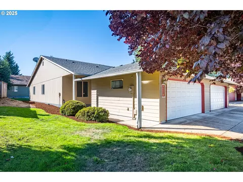 957 E Benjamin Ave, Cottage Grove, OR 97424