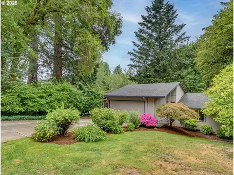 9525 SW 8th Dr, Portland, OR 97219