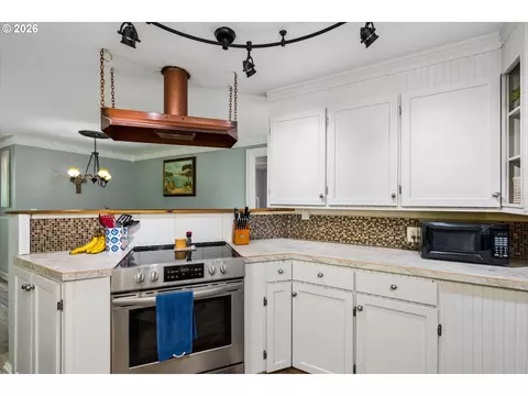 Kitchen - 1524 Galaway Ct, Eugene, OR 97401 photo 3 of 3