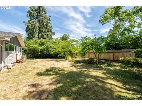 Exterior - 1524 Galaway Ct, Eugene, OR 97401 photo 5 of 10