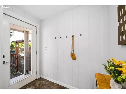 Entry Way - 1524 Galaway Ct, Eugene, OR 97401 photo 1 of 3
