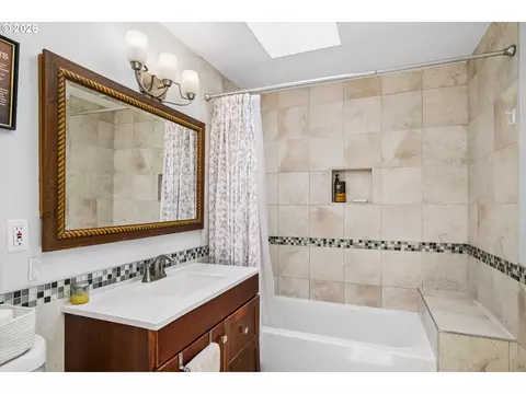 Bath - 1524 Galaway Ct, Eugene, OR 97401 photo 1 of 2