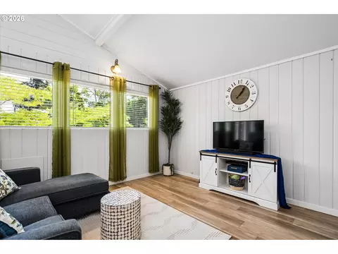 Living - 1524 Galaway Ct, Eugene, OR 97401 photo 2 of 5
